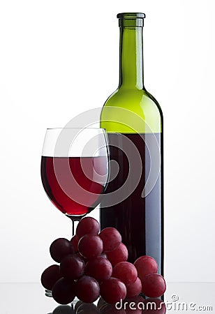 flasche-und-glas-rotwein-mit-trauben-thumb4756303.jpg