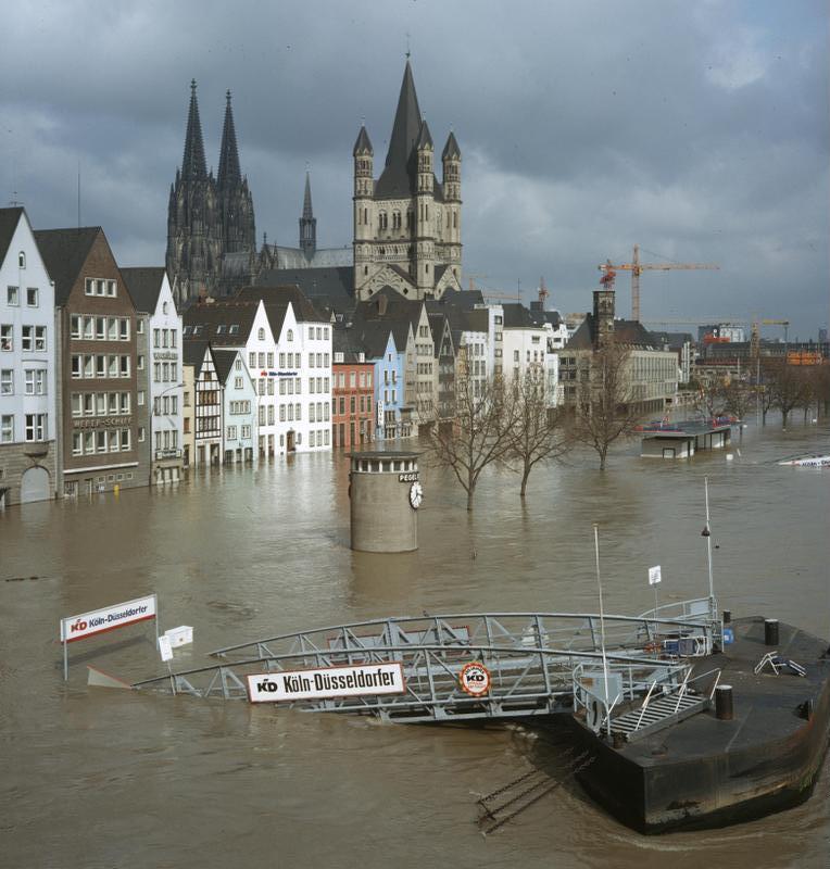 Bundesarchiv_B_422_Bild-0086,_K%C3%B6ln,_Rheinufer,_Hochwasser.jpg