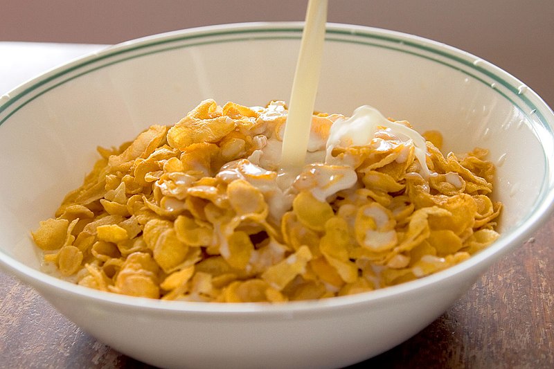 800px-Cornflakes_with_milk_pouring_in.jpg